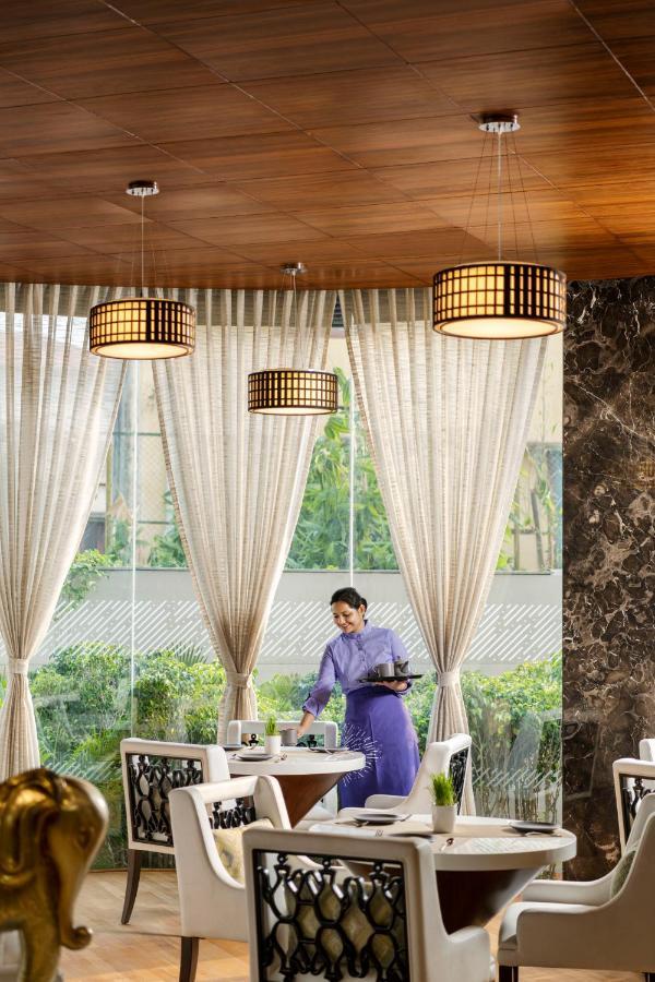 Vivanta Тривандрум Экстерьер фото A Thai hotel staff