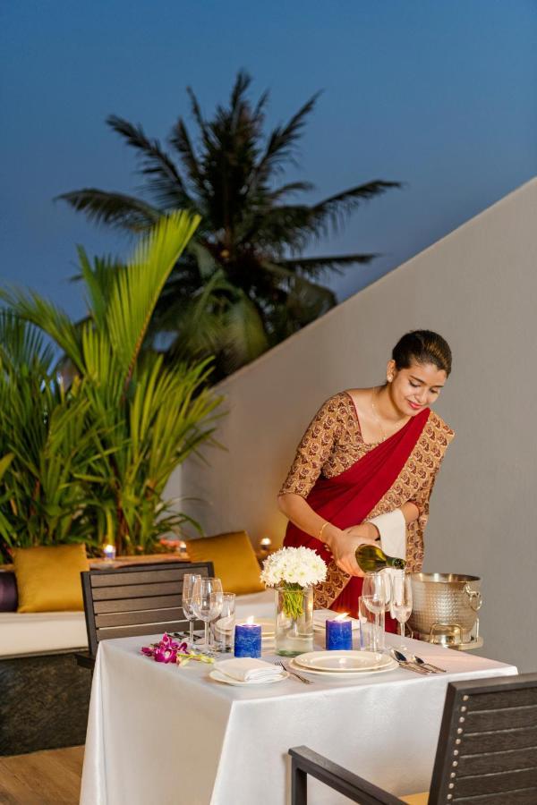 Vivanta Тривандрум Экстерьер фото A hotel staff in India