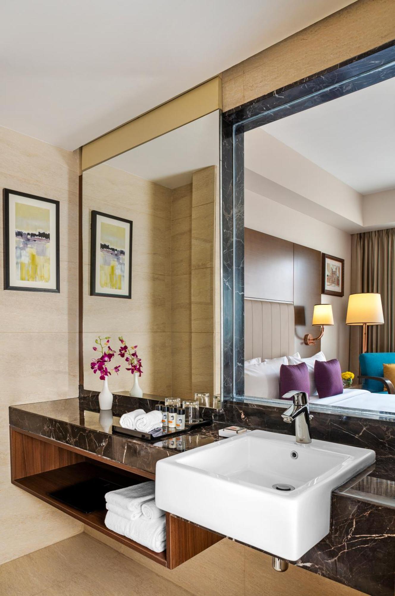 Vivanta Тривандрум Экстерьер фото A bathroom at the hotel